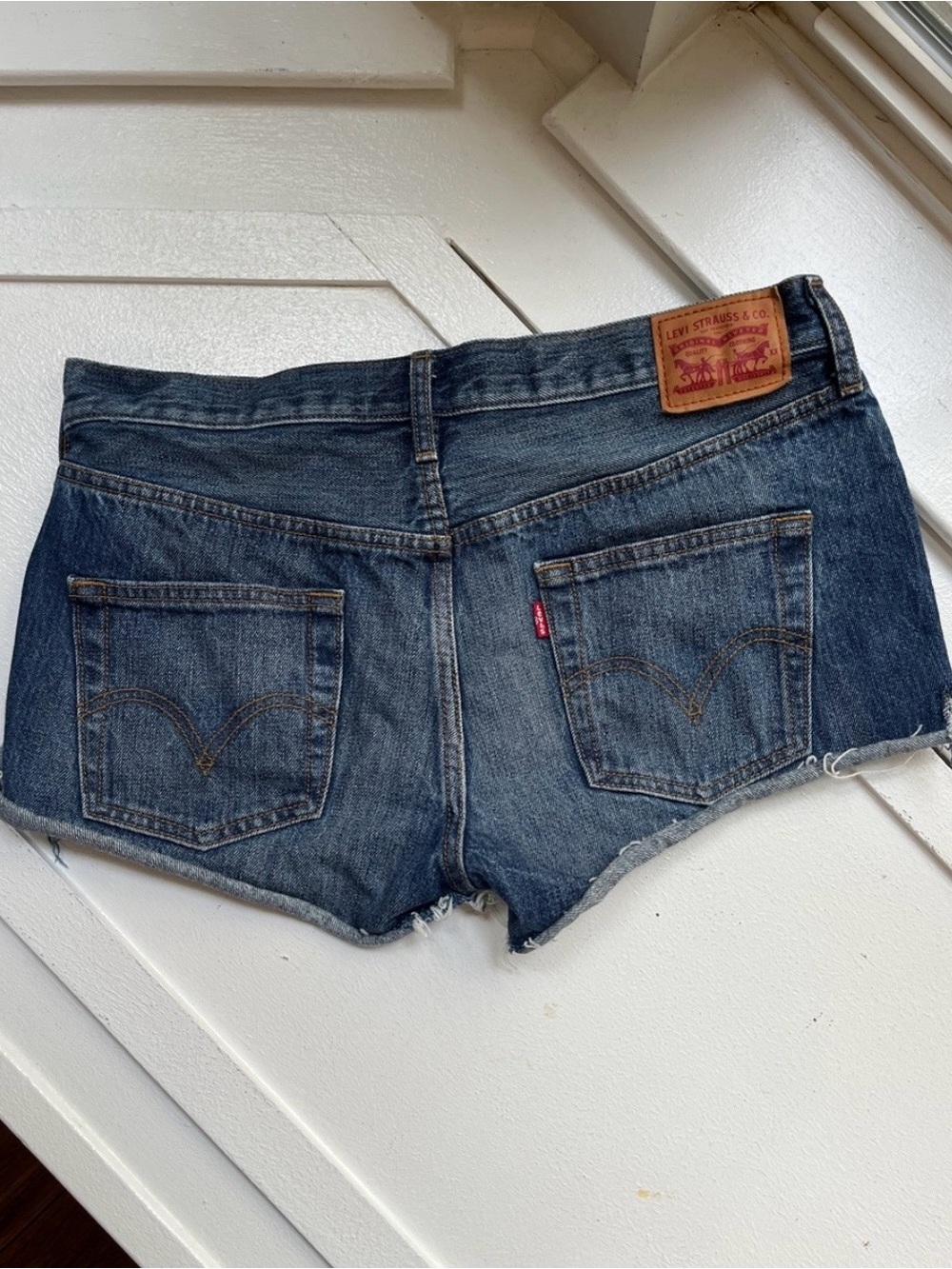 📸☀️ Levi's • High Rise Denim Cutoff Jean Shorts • Size 28